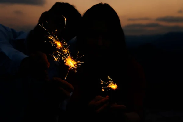 幸せな友人照明の輝きと自由を楽しむ — ストック写真