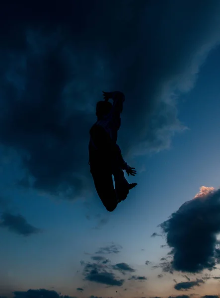 Moderno estilo slim hip-hop homem pulando dança — Fotografia de Stock