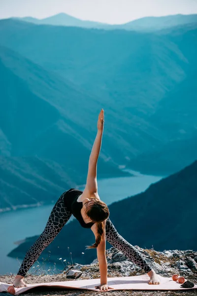 Dia de ioga. Menina hipster elegante sentado em pose de ioga e relaxante — Fotografia de Stock