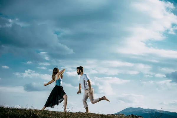 클 리프 산에서 젊은 남녀가 힙합 댄스를 추고 있습니다. — 스톡 사진