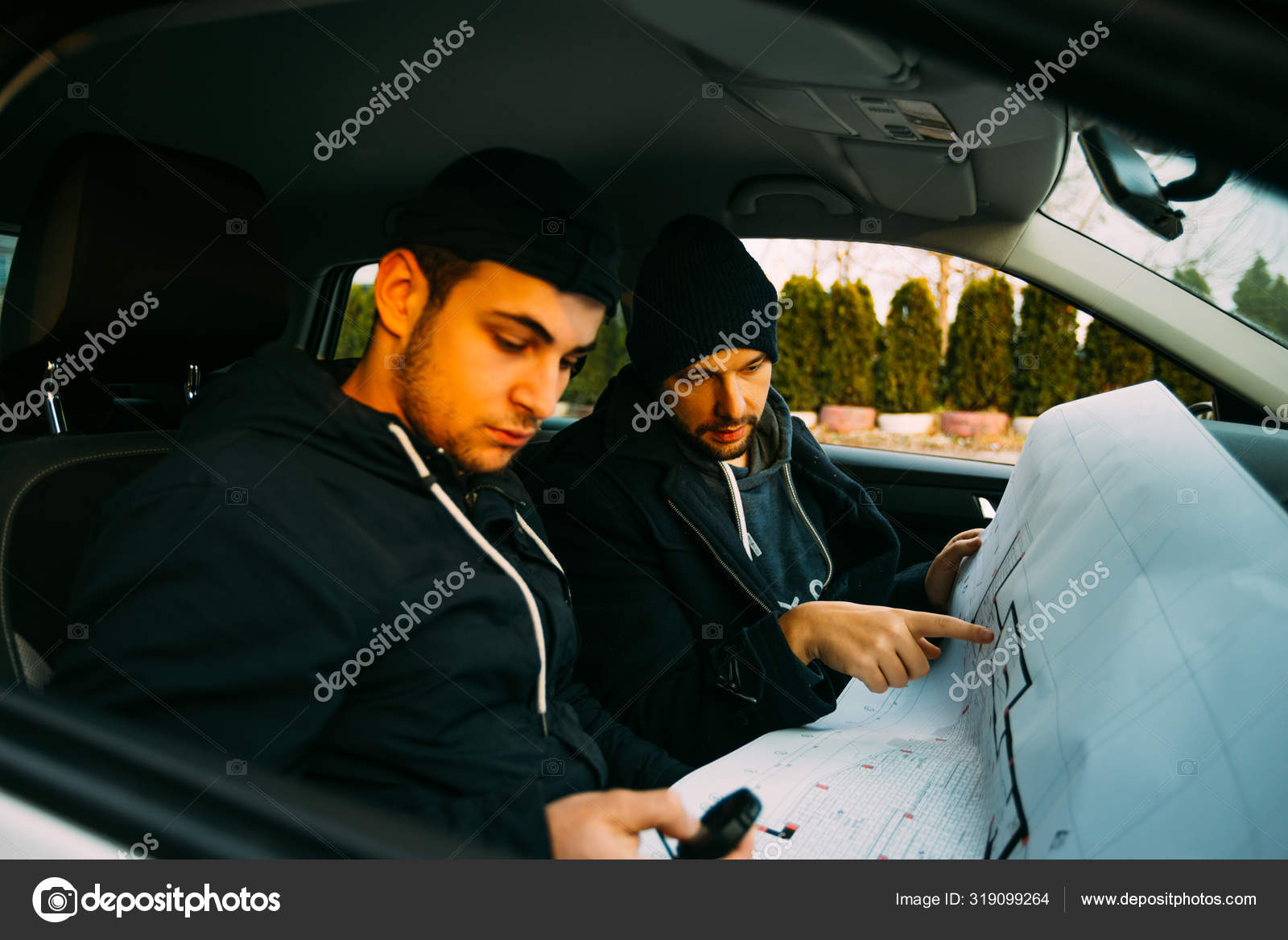 Zwei bewaffnete Banditen sitzen in einem Auto und planen ihren nächsten  Raubüberfall, - Stockfotografie: lizenzfreie Fotos © gorgev 319099264