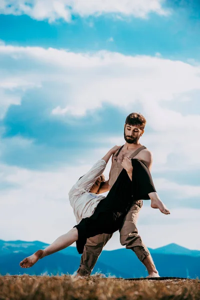 Due giovani ballerini moderni che posano insieme. Stile di vita urbano — Foto Stock