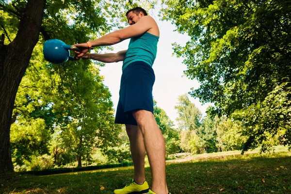 Muskler Kille Träna Med Kettlebell Gren Gräs Parken — Stockfoto