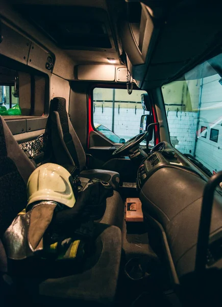 Cabine de motorista de um caminhão de bombeiros — Fotografia de Stock