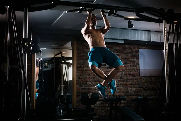 Magro muscular homem trabalhando fora pullups no ginásio — Fotografia de Stock