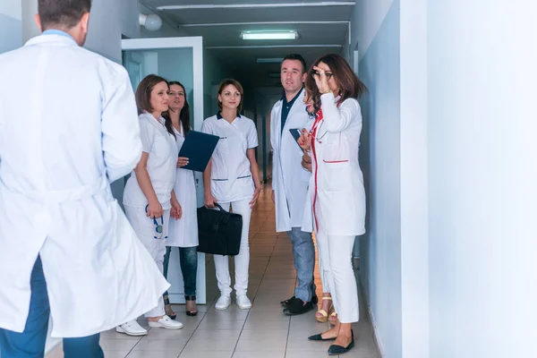 Grupo de personal médico, médicos de equipo y enfermeras posando en la ha —  Fotos de Stock