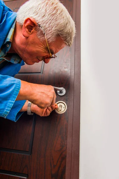 İş adamı kapı kilidi sabitleme — Stok fotoğraf