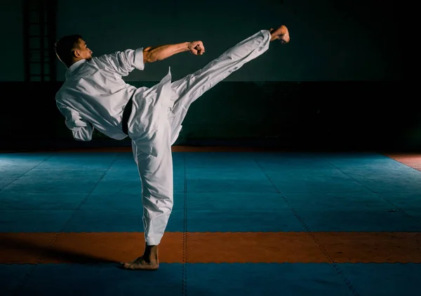 Jeden judoka bojovník v kimonu trénuje v tělocvičně — Stock fotografie