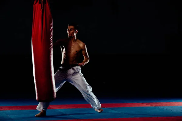 Muskulöser starker Mann im Hintergrund Boxtraining — Stockfoto