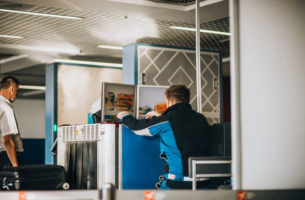 Procedimiento de control de equipaje del aeropuerto —  Fotos de Stock