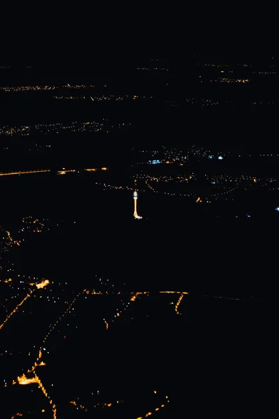 从飞机窗口看城市夜景 — 图库照片