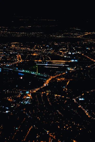 Skyline van een grote moderne stad 's nachts — Stockfoto