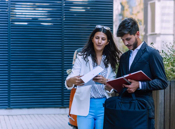 Jeune couple d'affaires marchant en plein air près du bâtiment de bureaux — Photo