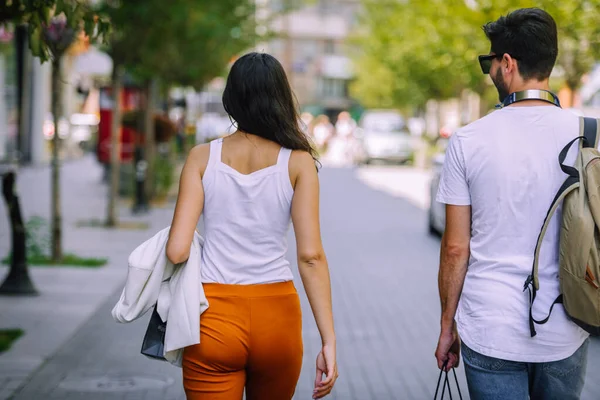 Romantische paar wandelen door de binnenstad — Stockfoto