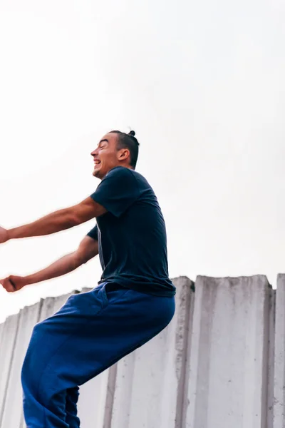 Acrobat hombre entrenamiento parkour ejercicio mientras salta backflip obs —  Fotos de Stock