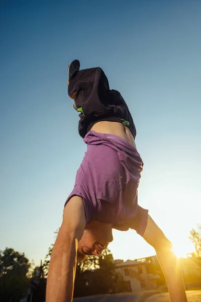 Well built person doing a handstand — Stock Photo, Image