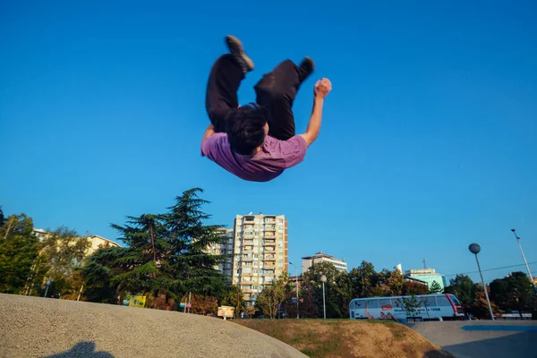 Young man performing a side flip — Stock Photo, Image