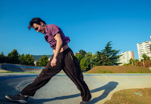 Parkour-Mann macht Tricks im Freien — Stockfoto