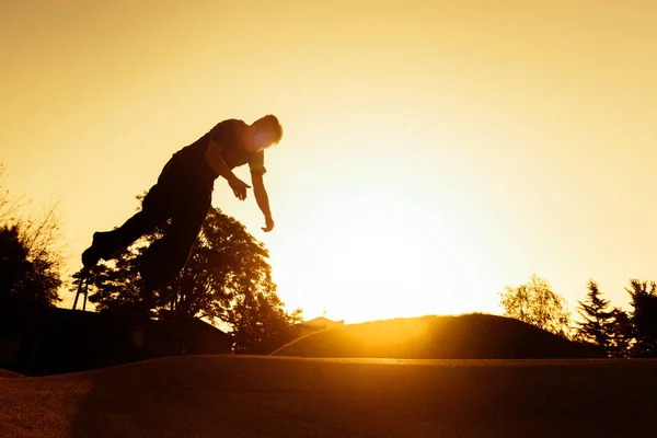 Unglaublicher Parkour-Flip nach vorne — Stockfoto