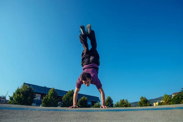 Intense handstand exercise outdoors — Stock Photo, Image