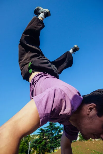 Интенсивные упражнения на руках на открытом воздухе — стоковое фото