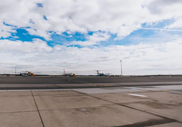 Üzerinde uçaklar olan bir havaalanı pistini izleyin. — Stok fotoğraf