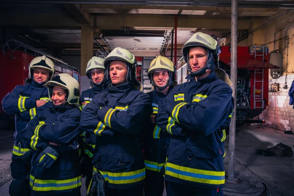 Retrato Bombeiros Grupo Frente Caminhão Bombeiros Dentro Quartel Bombeiros — Fotografia de Stock