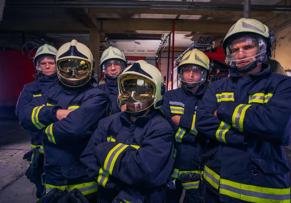 消防車の前の集団消防士の肖像画 — ストック写真