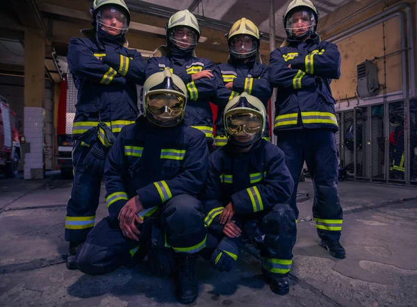 Retrato Bomberos Grupo Frente Camión Bomberos Dentro Estación Bomberos —  Fotos de Stock