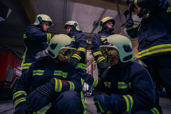 Portrait d'un groupe de pompiers portant un uniforme de protection — Photo