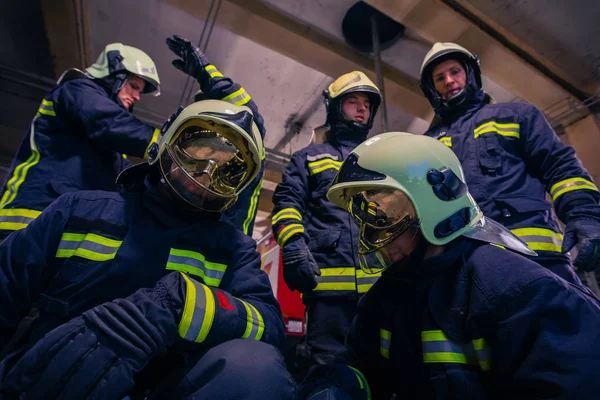 Retrato del grupo de bomberos que llevan uniforme de protección —  Fotos de Stock