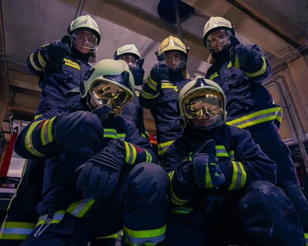 Портрет группы пожарных в защитной форме — стоковое фото