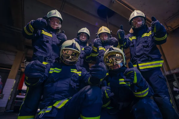 Portret van een groep brandweerlieden in beschermende uniformen — Stockfoto