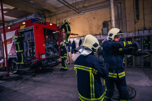 Bombeiros Preparando Seu Uniforme Caminhão Bombeiros Segundo Plano Dentro Quartel — Fotografia de Stock