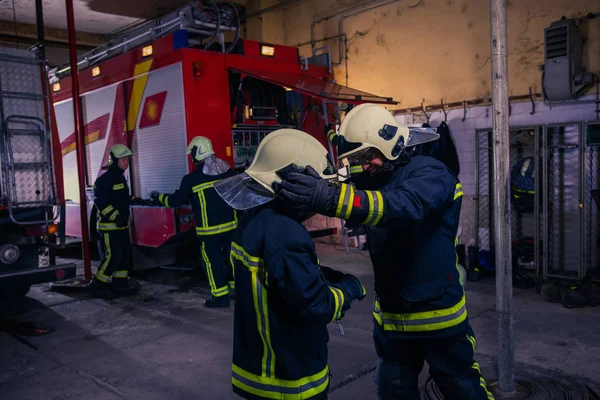 Пожарные Готовят Свою Форму Пожарную Машину Заднем Плане Внутри Пожарной — стоковое фото