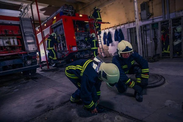 Bombeiros preparando seu uniforme e o caminhão de bombeiros na ba — Fotografia de Stock