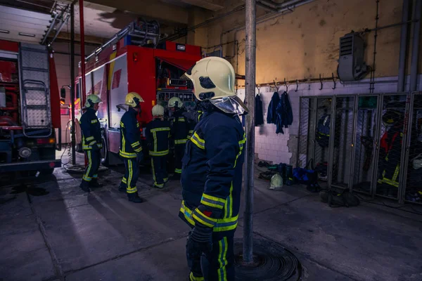 Les Pompiers Préparent Leur Uniforme Camion Pompiers Arrière Plan Intérieur — Photo