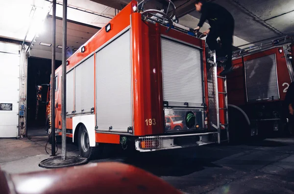 Caminhão de bombeiros no departamento de bombeiros — Fotografia de Stock