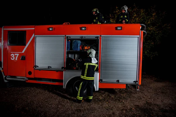 Corpo de bombeiros em uma cena de emergência — Fotografia de Stock