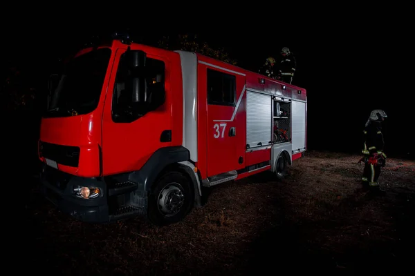 Equipe de combate a incêndios em uma cena de incêndio — Fotografia de Stock