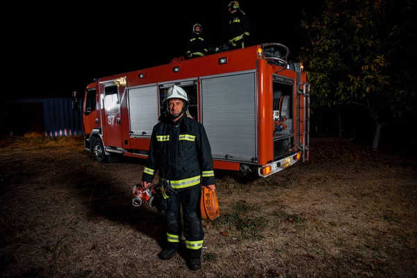 Bomberos Preparándose Durante Una Intervención Contra Incendios —  Fotos de Stock