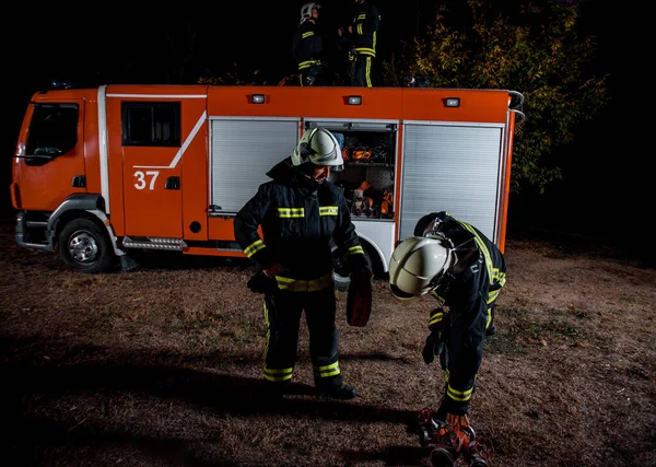 Equipe de bombeiros durante intervenção — Fotografia de Stock