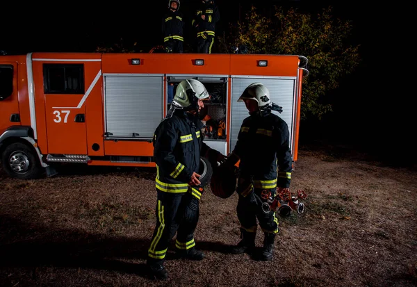 Corpo de bombeiros em uma cena de emergência — Fotografia de Stock
