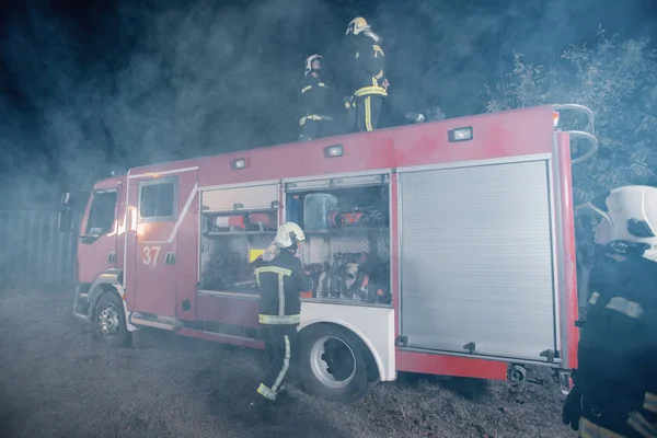 Corpo de bombeiros em uma cena de emergência — Fotografia de Stock