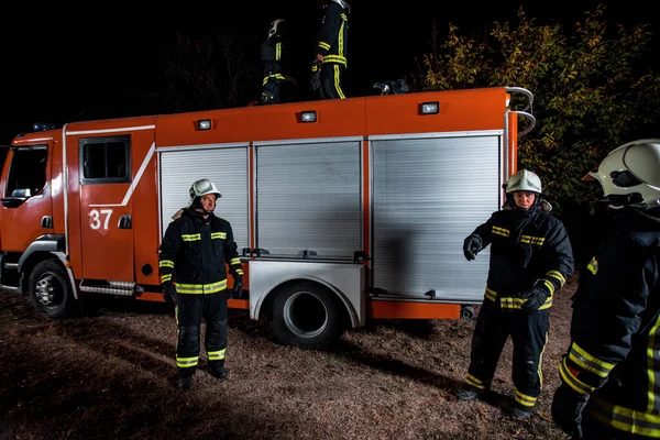 Bomberos en el trabajo —  Fotos de Stock