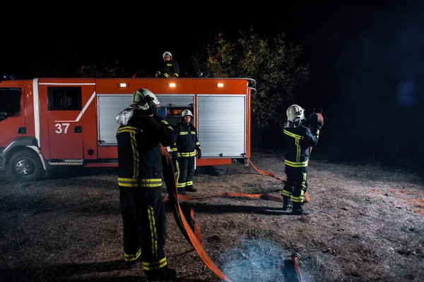 Brandbekämpning på natten — Stockfoto
