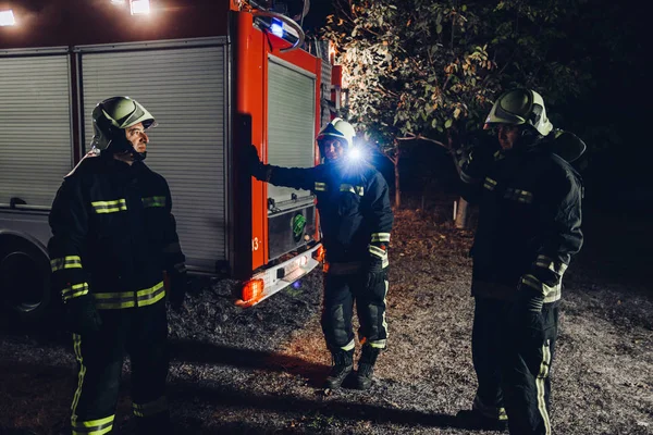Departamento de bomberos en una escena de emergencia — Foto de Stock