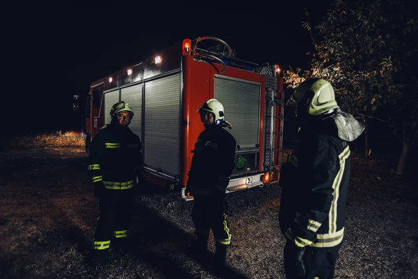 Пожарные во время операции — стоковое фото