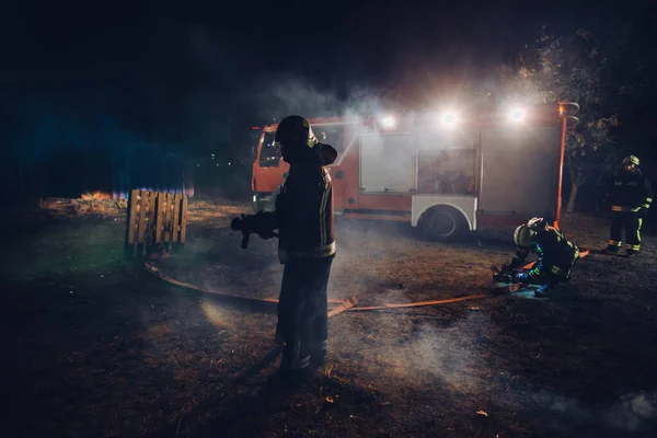 Equipe de combate a incêndios no trabalho — Fotografia de Stock