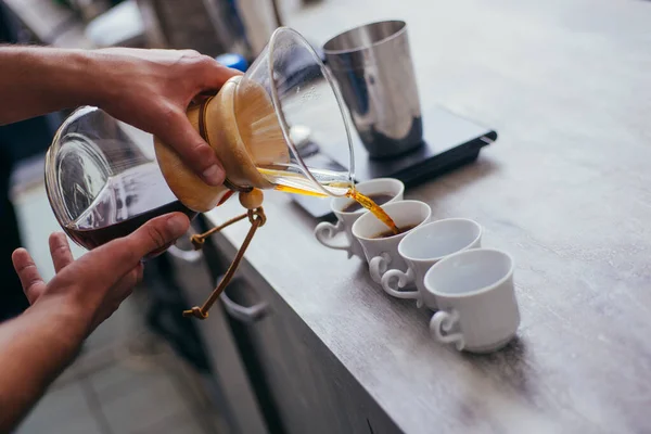 Barista Hamdsome fazendo café expresso em sua cafeteria — Fotografia de Stock